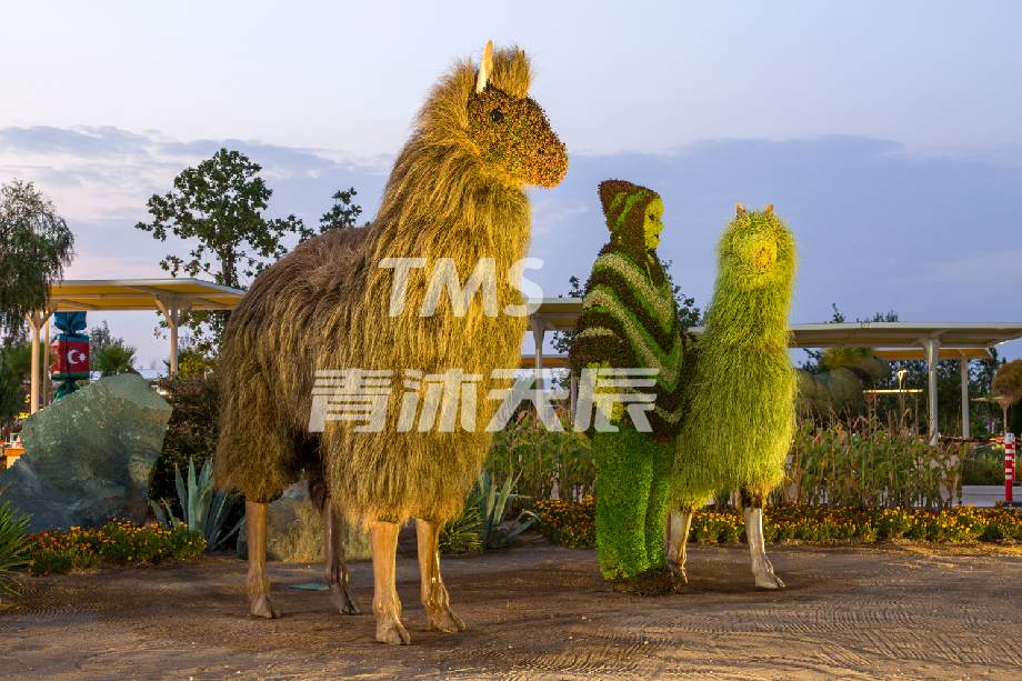 人物与动物组合的植物绿雕.jpg