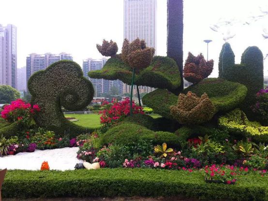立体植物雕塑在公园广场的应用.jpg